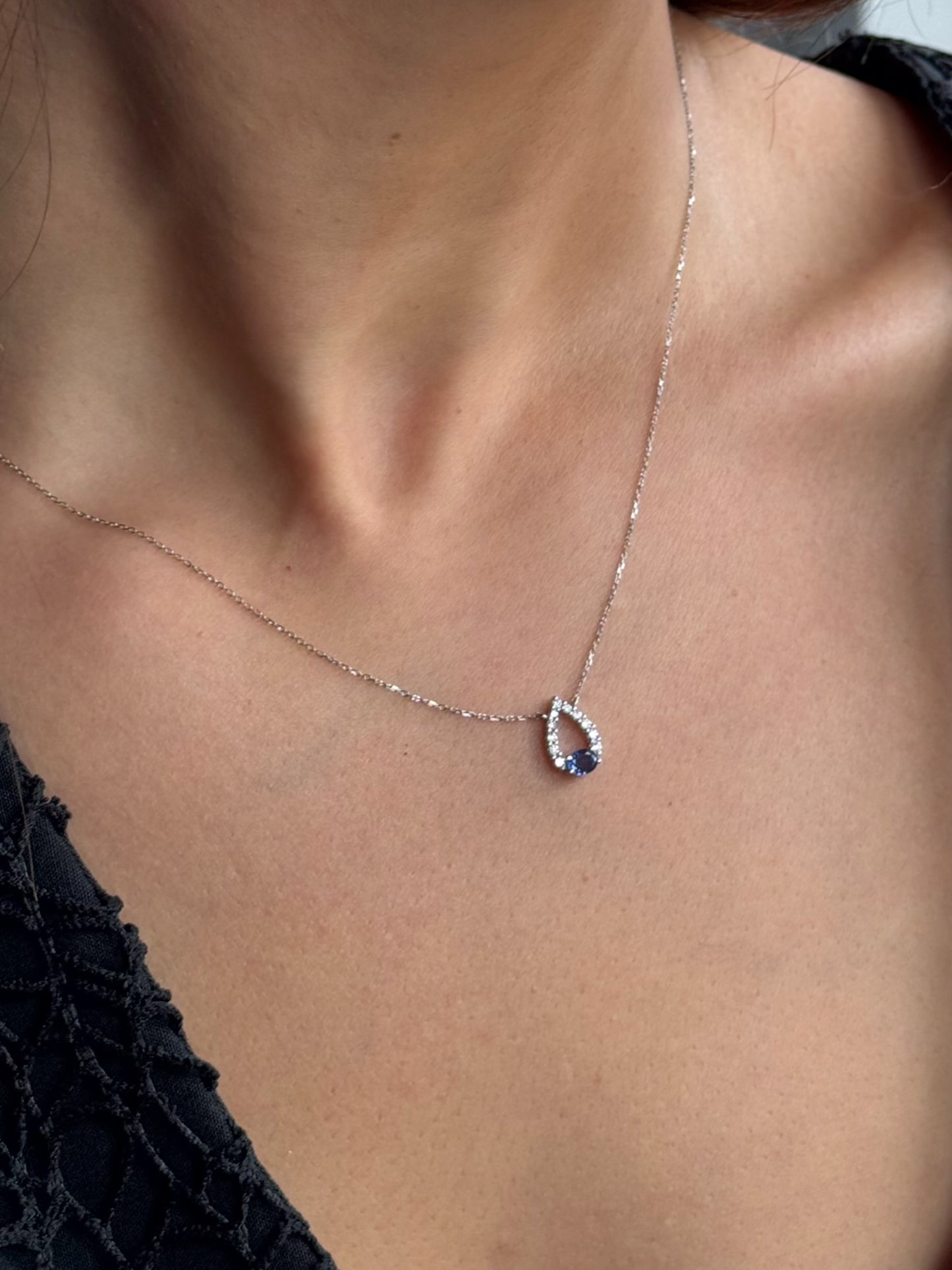 9ct White Gold Vintage Teardrop Necklace