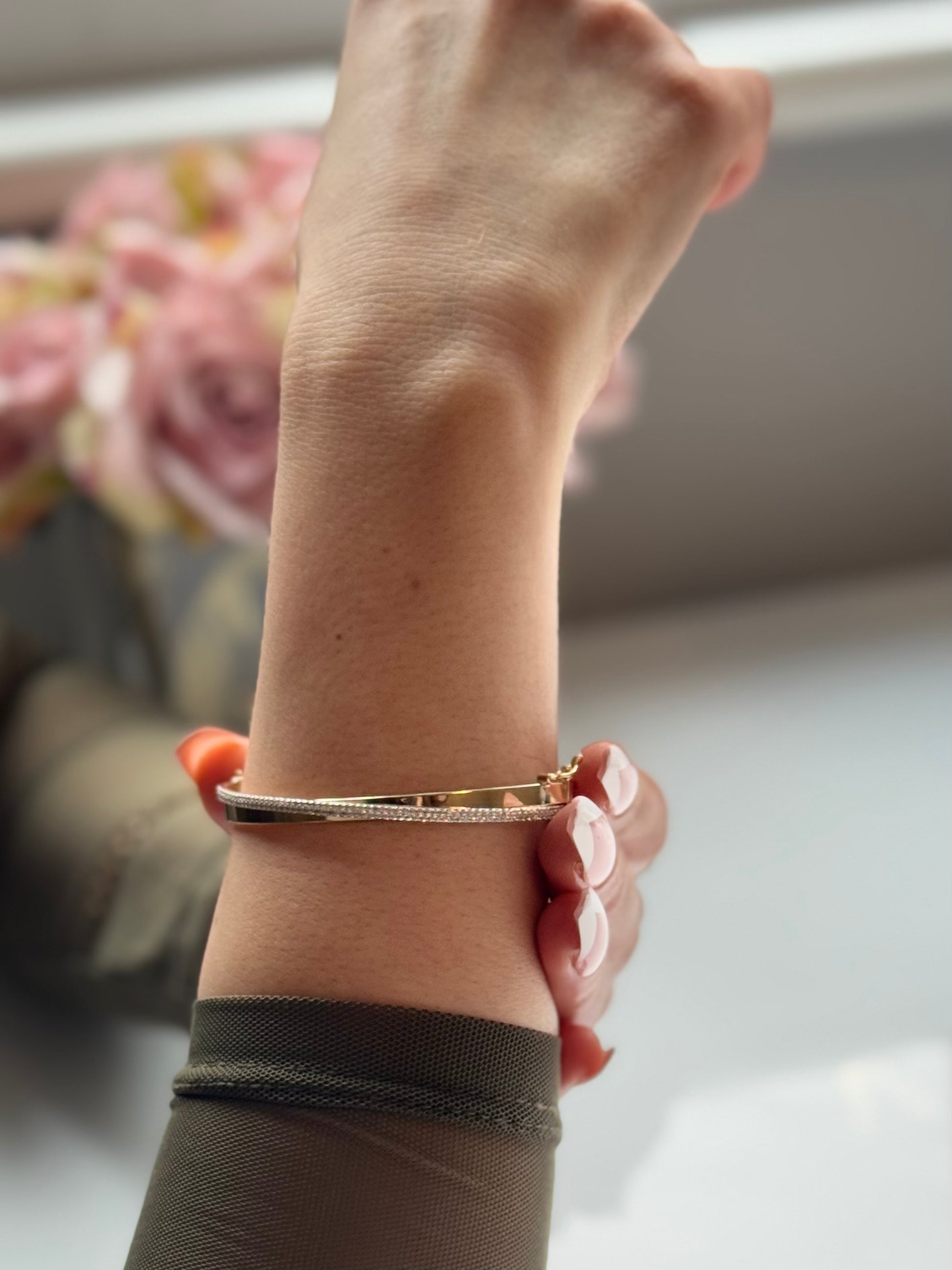 9ct yellow Gold Cross Over Bangle